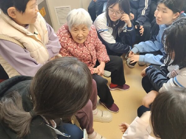 威海职专服装专业师生开展“学雷锋、献爱心，尊老敬老送温暖”志愿服务活动