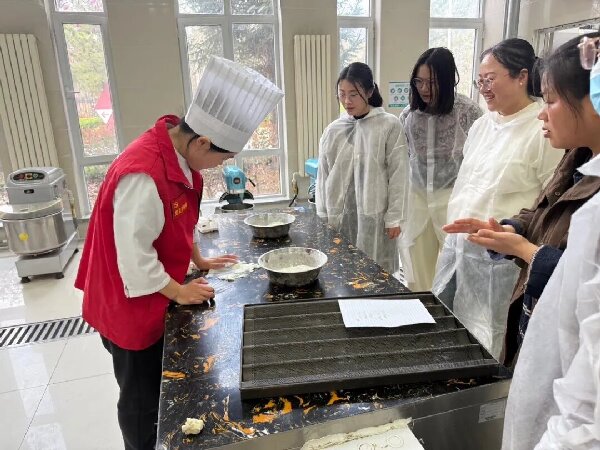 党旗映匠心 | 教学第三党支部开展梅花酥制作志愿服务活动