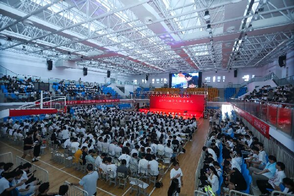 学校2025届毕业典礼隆重举行