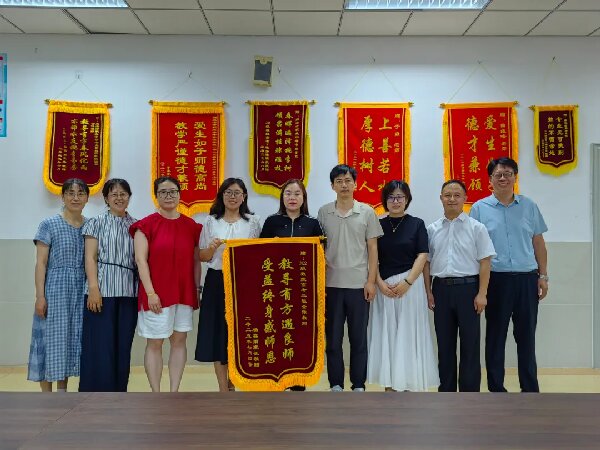 金榜题名谢师恩 锦旗赞誉育匠心