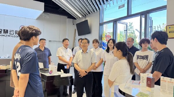 校领导暑期走访慰问在岗实习学生