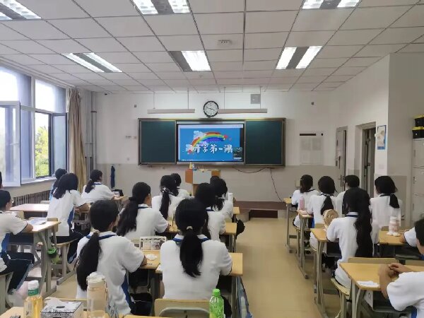 强国担当润心魂，青春逐梦启新程 | 学校组织收看秋季《开学第一课》特别节目