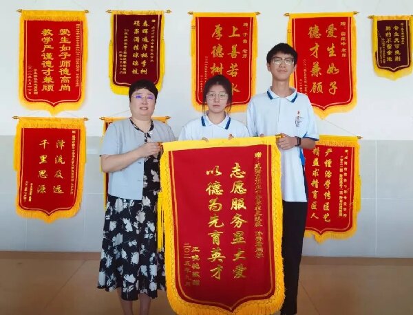 我校学生高铁站热心助人获赠锦旗受赞誉