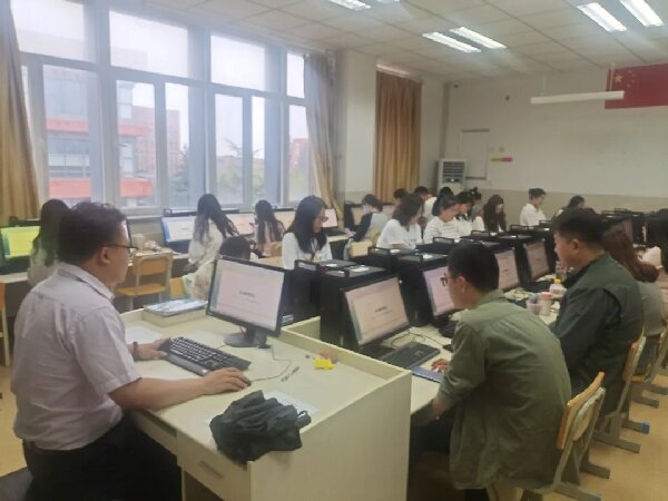 赋能青年教师，智启教学新篇—学校开展AI教学平台专题培训