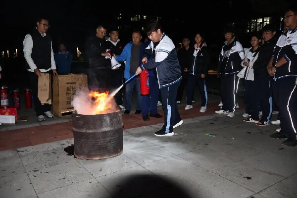 学校成功举行消防应急疏散演练